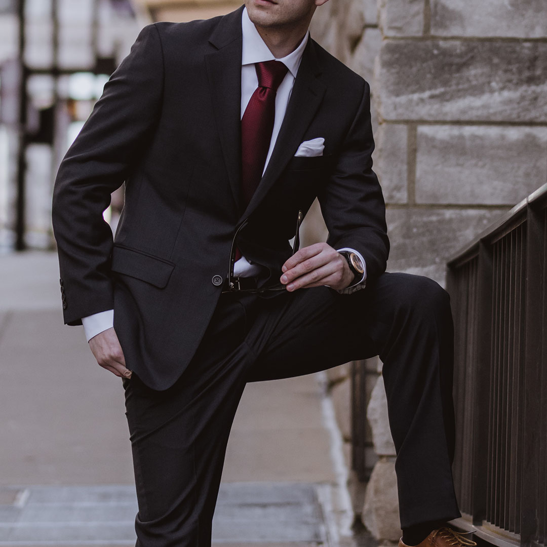 Chemise-blanche-costume-noir-classique-homme